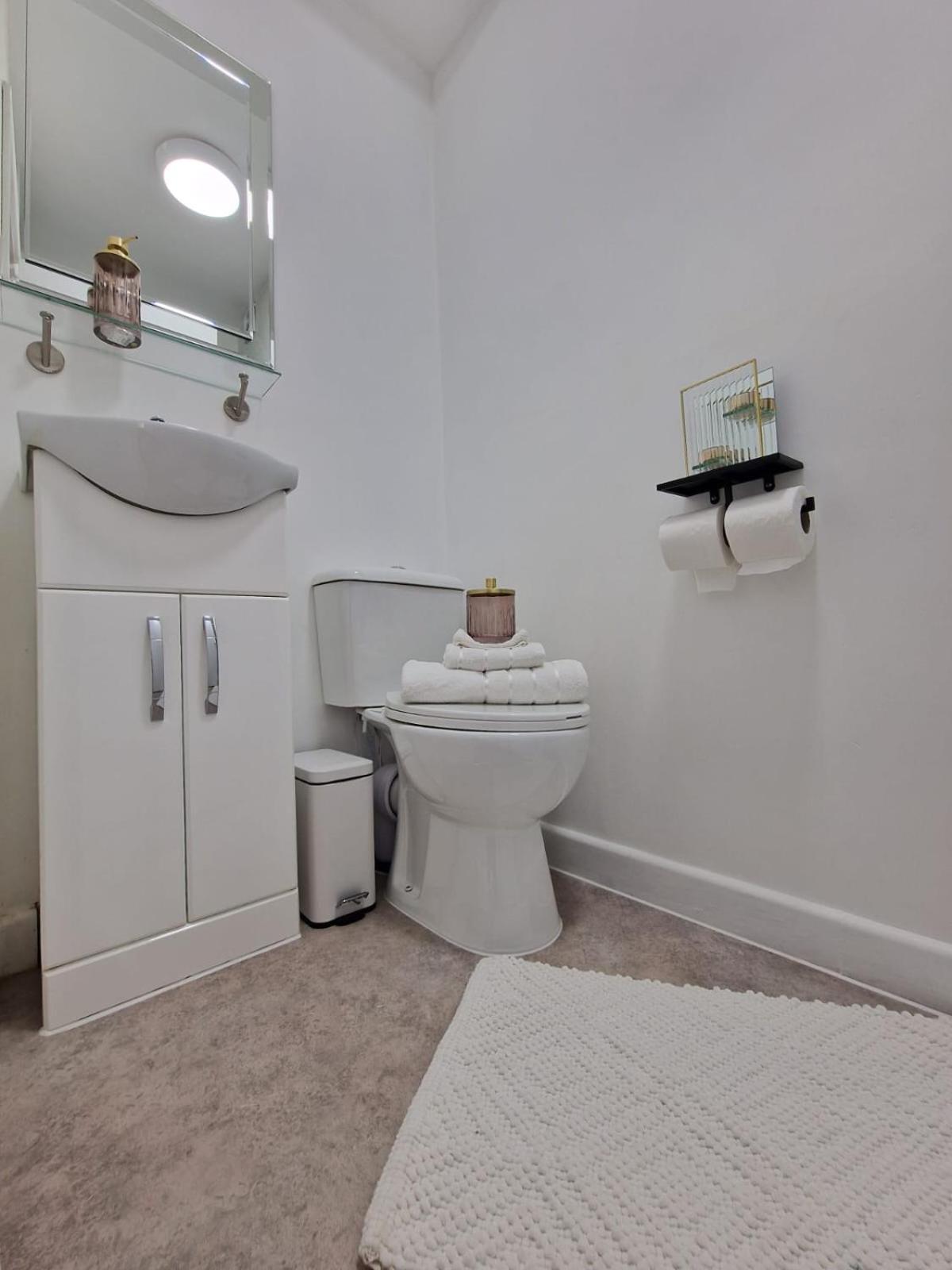 12 B Market Street Watford  Luaran gambar